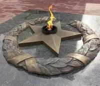 Бронзовый венок со звездой вечного огня в Москве (518550)
